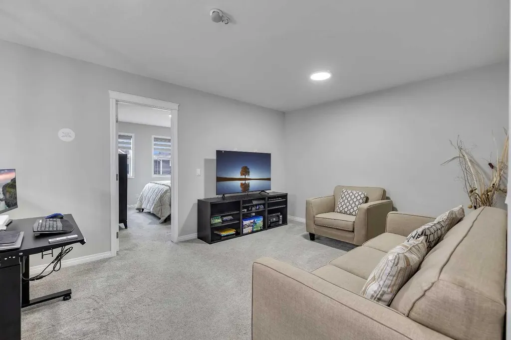 246 Midgrove Mews SW Airdrie AB T4B 5K8