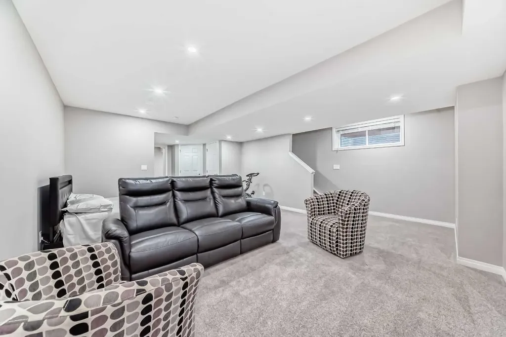 246 Midgrove Mews SW Airdrie AB T4B 5K8