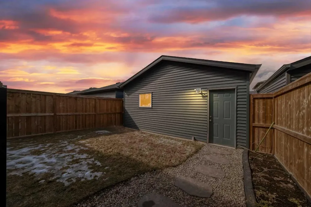 246 Midgrove Mews SW Airdrie AB T4B 5K8