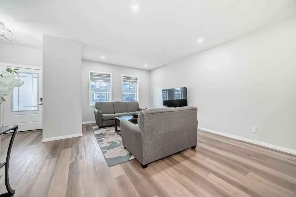 246 Midgrove Mews SW Airdrie AB T4B 5K8