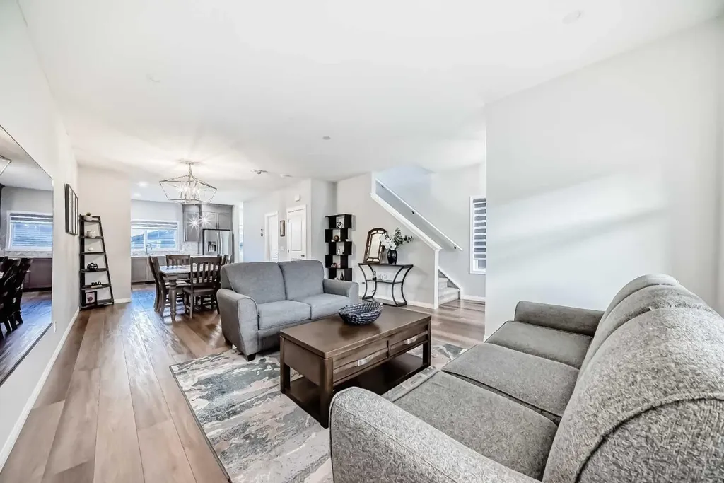 246 Midgrove Mews SW Airdrie AB T4B 5K8