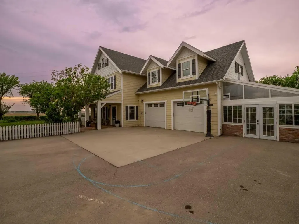 215008 Township Road 94 Rural Lethbridge County AB T1J 5R4