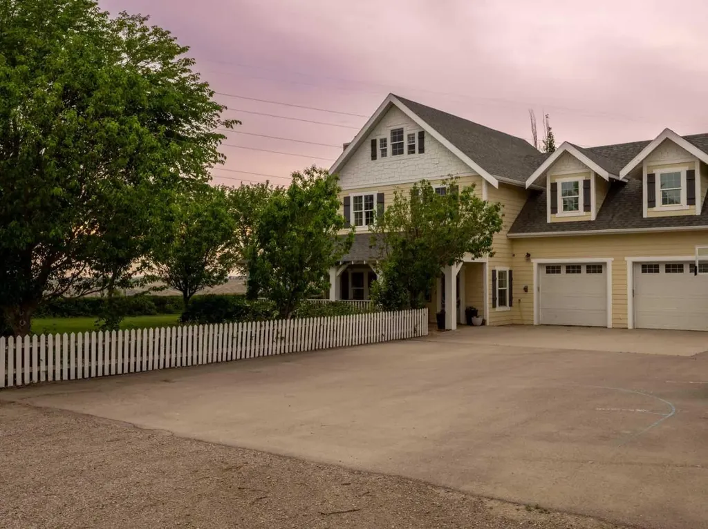 215008 Township Road 94 Rural Lethbridge County AB T1J 5R4