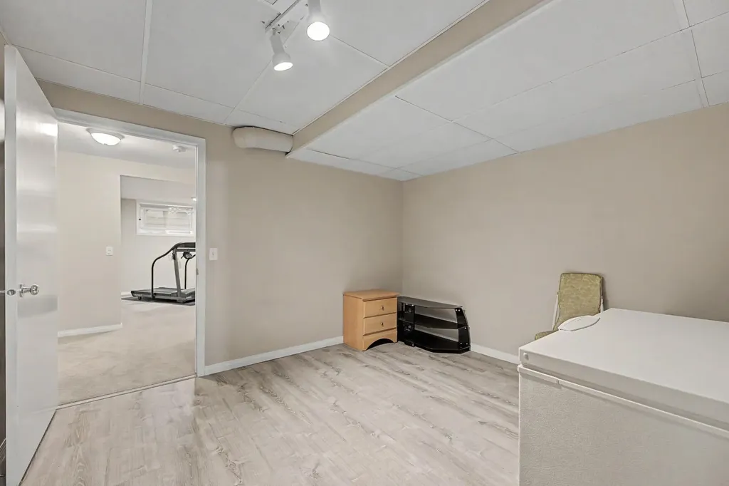 1206 19 Avenue NW Calgary AB T2M 1A2