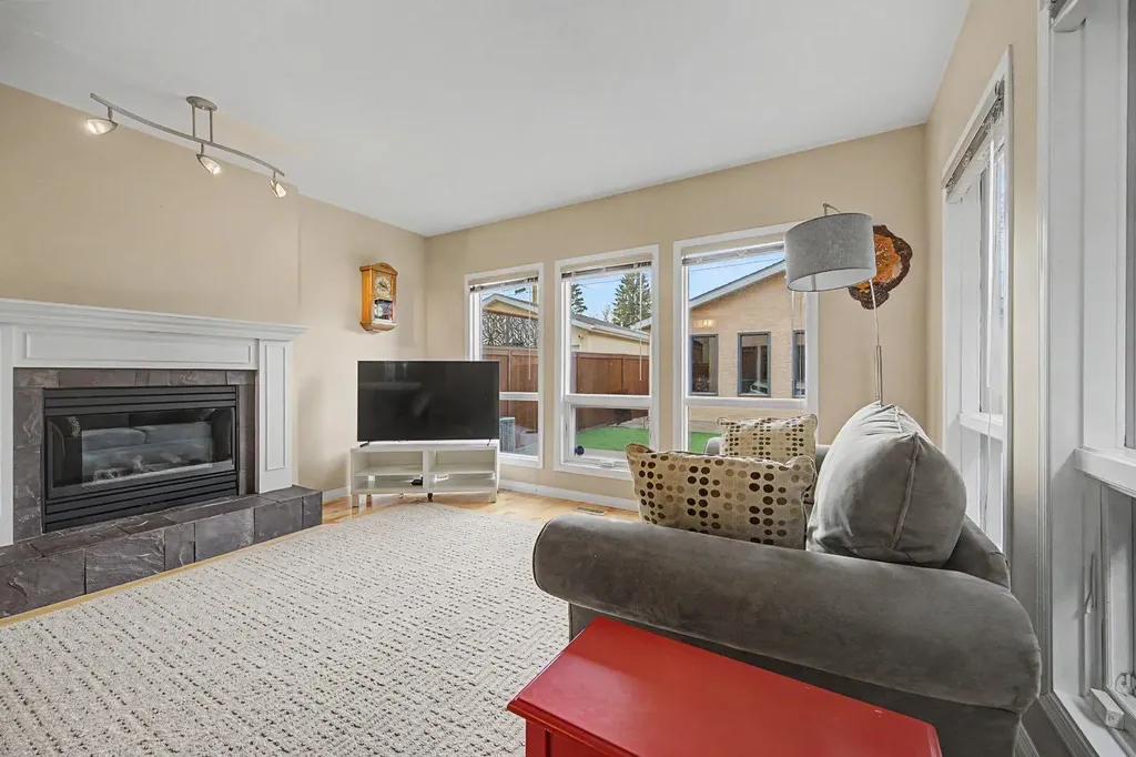 1206 19 Avenue NW Calgary AB T2M 1A2