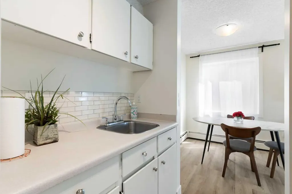 2414 14a Street SW Calgary AB T2T 5X3