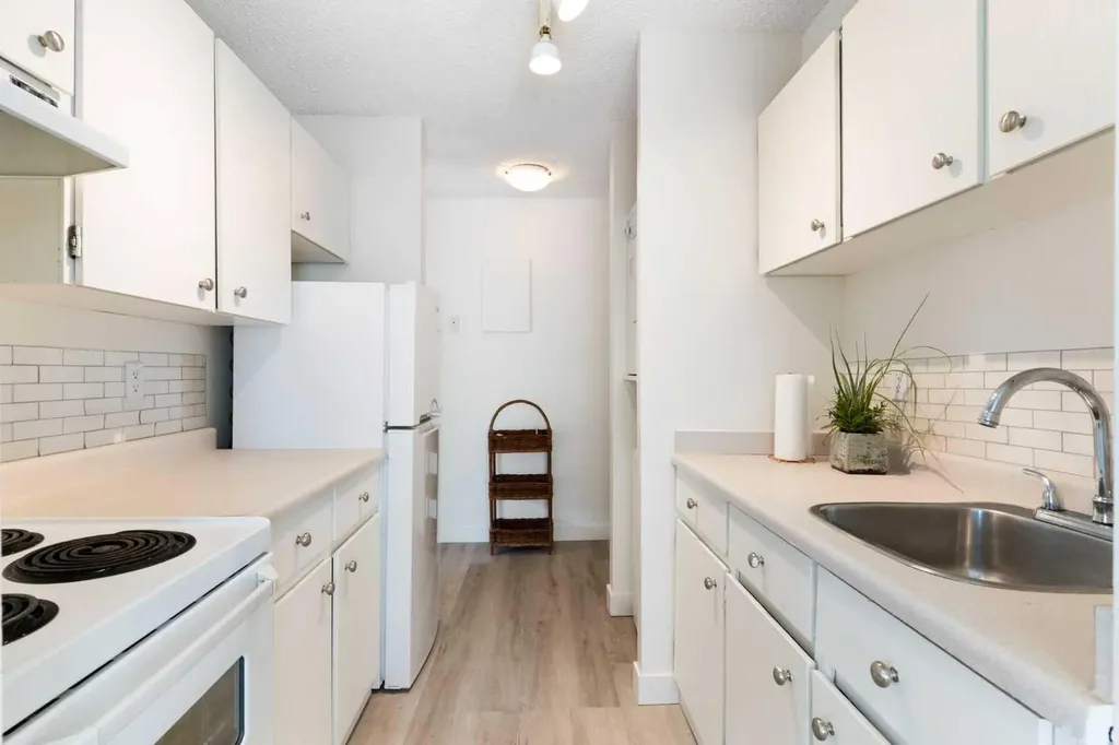 2414 14a Street SW Calgary AB T2T 5X3