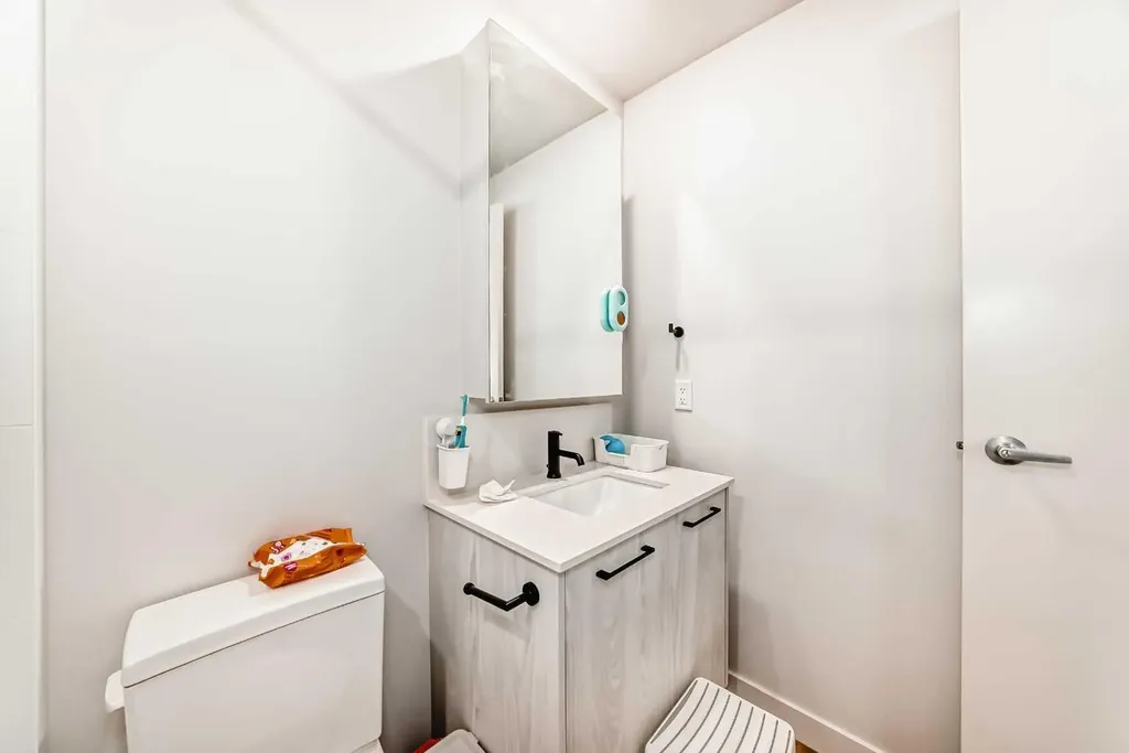 1107 Gladstone Road NW Calgary AB T2N 3T1