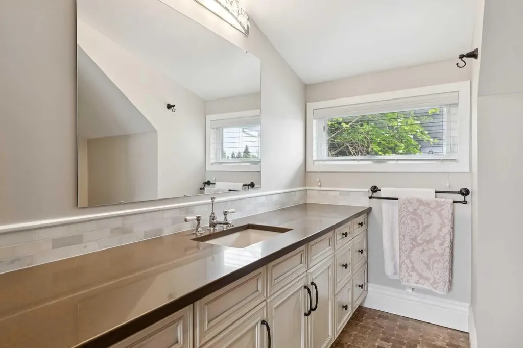 1017 38 Avenue SW Calgary AB T2T 2J3