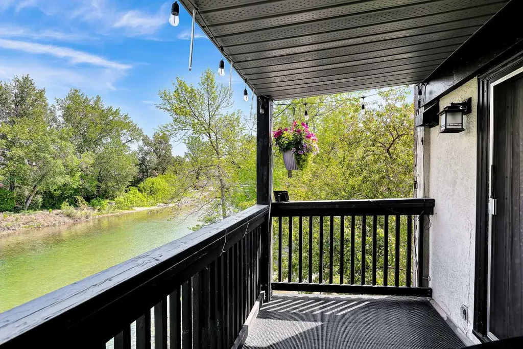 104 24 Avenue SW Calgary AB T2X 0Z1