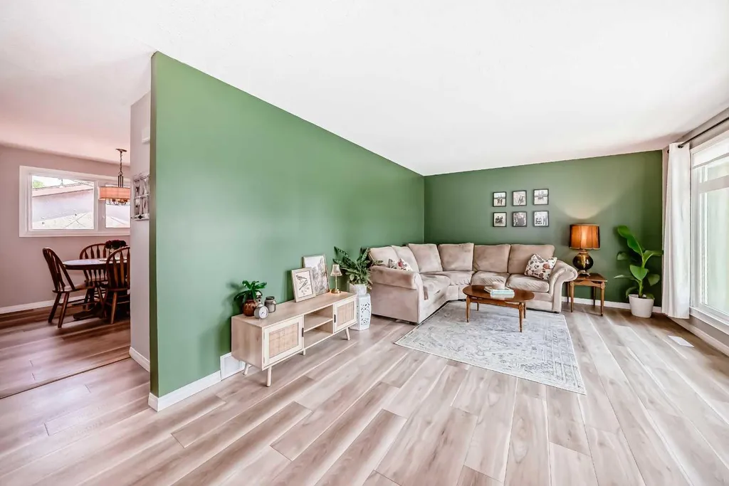 8 Haliburton Crescent Red Deer AB T4N 6K3
