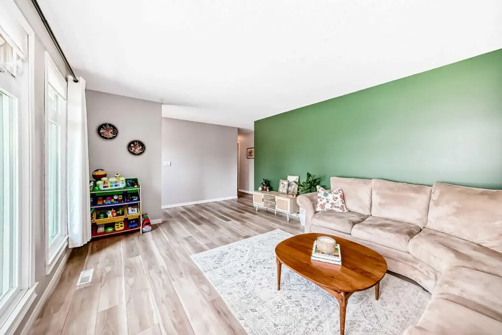 8 Haliburton Crescent Red Deer AB T4N 6K3