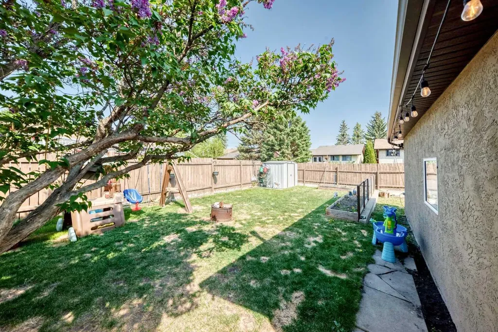 8 Haliburton Crescent Red Deer AB T4N 6K3