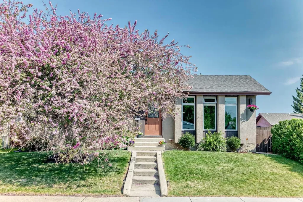 8 Haliburton Crescent Red Deer AB T4N 6K3