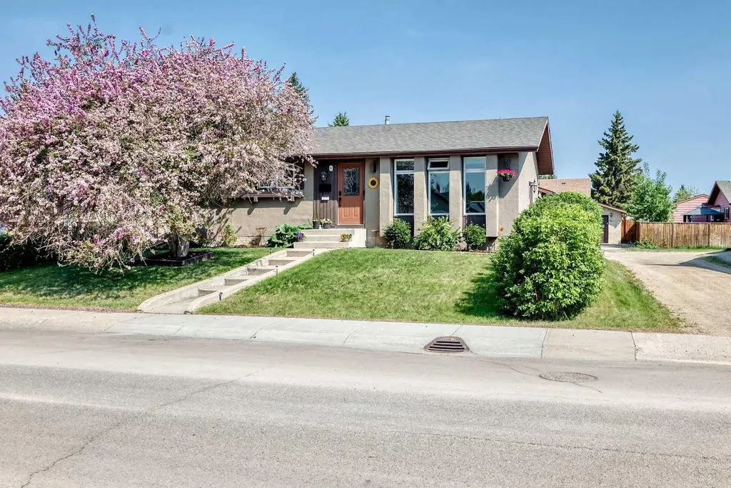 8 Haliburton Crescent Red Deer AB T4N 6K3