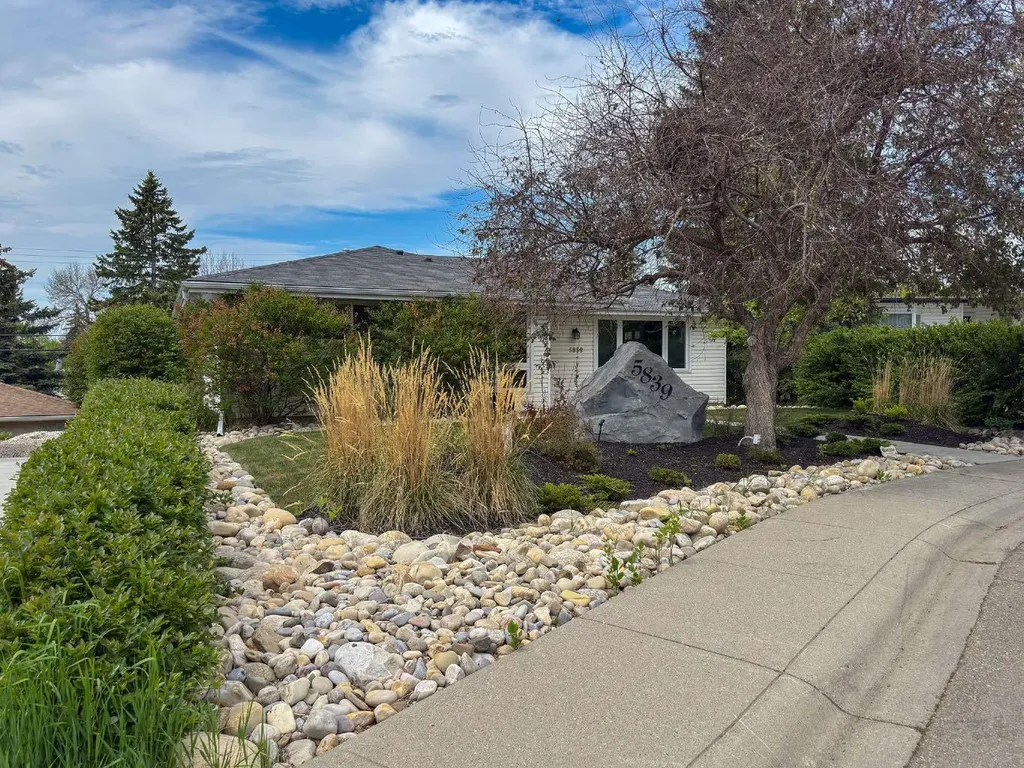 5839 Dalkeith Hill NW Calgary AB T3A 1G5