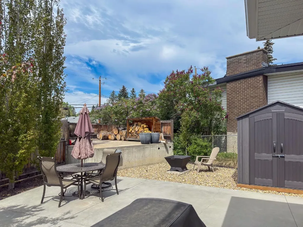 5839 Dalkeith Hill NW Calgary AB T3A 1G5