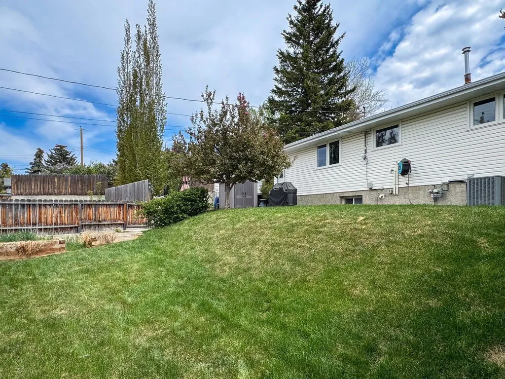 5839 Dalkeith Hill NW Calgary AB T3A 1G5