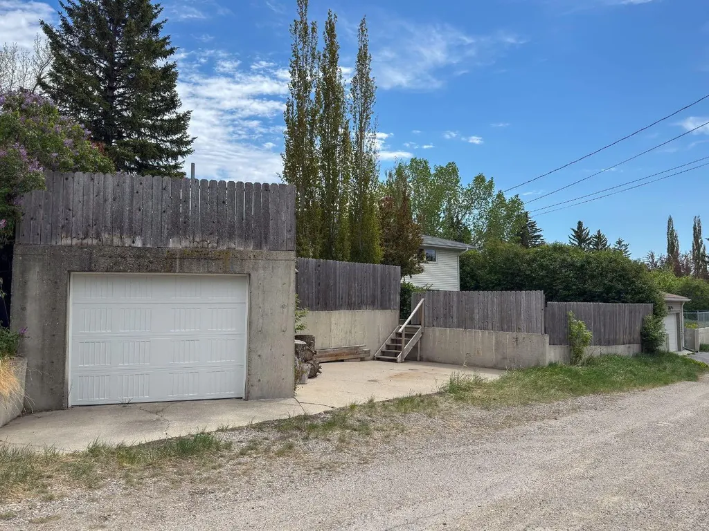 5839 Dalkeith Hill NW Calgary AB T3A 1G5