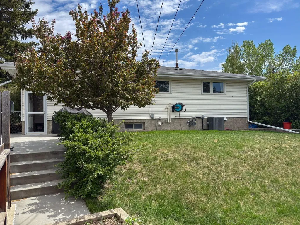 5839 Dalkeith Hill NW Calgary AB T3A 1G5