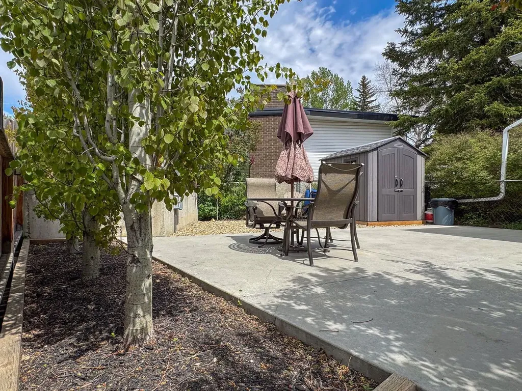 5839 Dalkeith Hill NW Calgary AB T3A 1G5