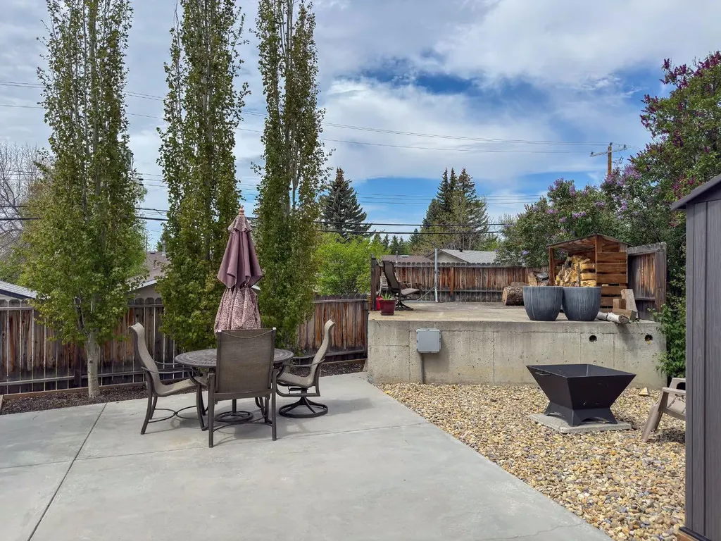 5839 Dalkeith Hill NW Calgary AB T3A 1G5