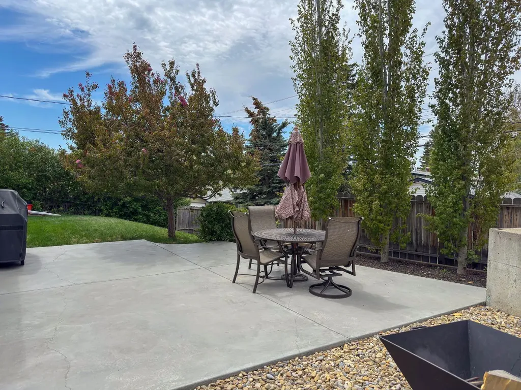 5839 Dalkeith Hill NW Calgary AB T3A 1G5
