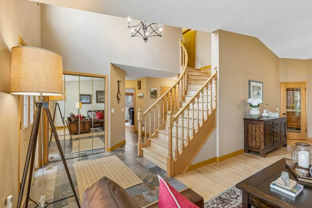 187 Hampshire Close NW Calgary AB T3A4Y1
