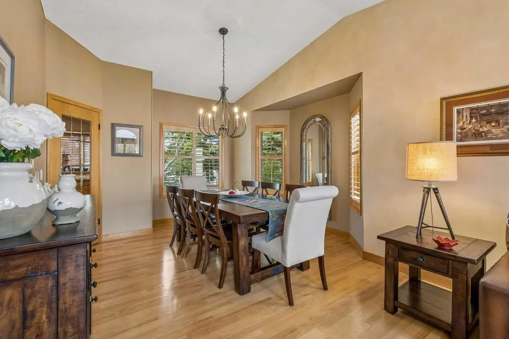 187 Hampshire Close NW Calgary AB T3A4Y1