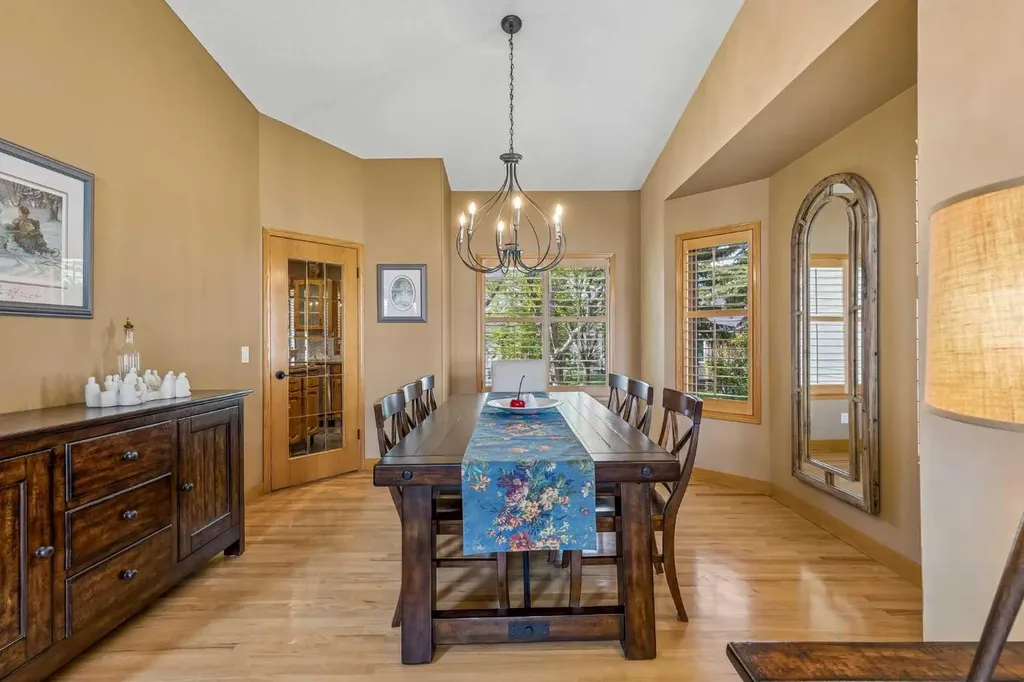 187 Hampshire Close NW Calgary AB T3A4Y1