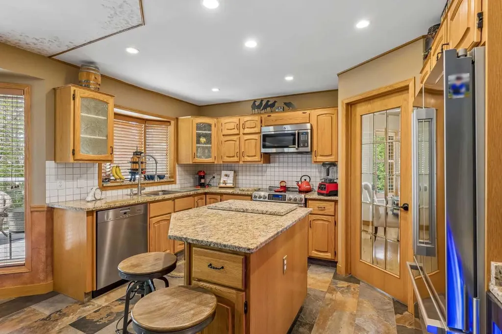 187 Hampshire Close NW Calgary AB T3A4Y1