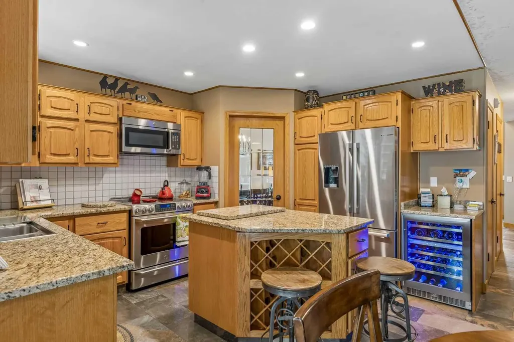 187 Hampshire Close NW Calgary AB T3A4Y1