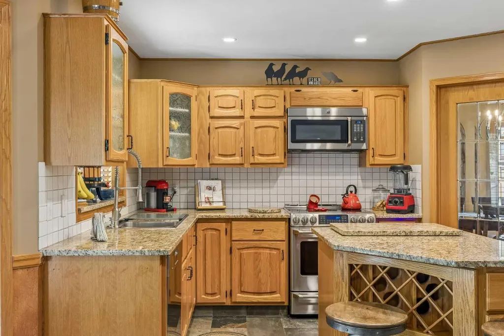 187 Hampshire Close NW Calgary AB T3A4Y1