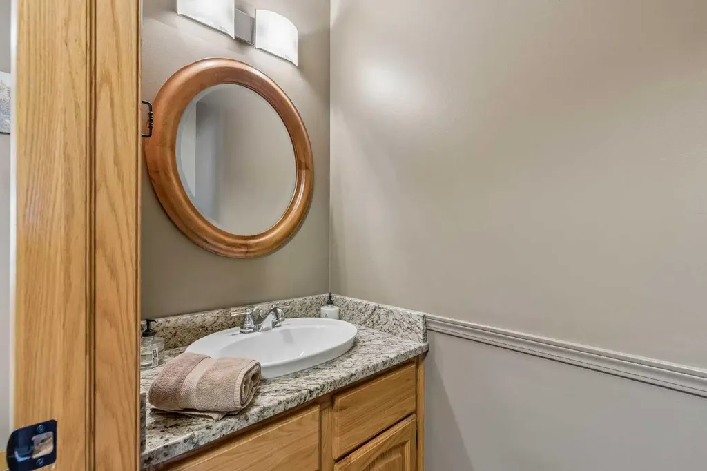 187 Hampshire Close NW Calgary AB T3A4Y1