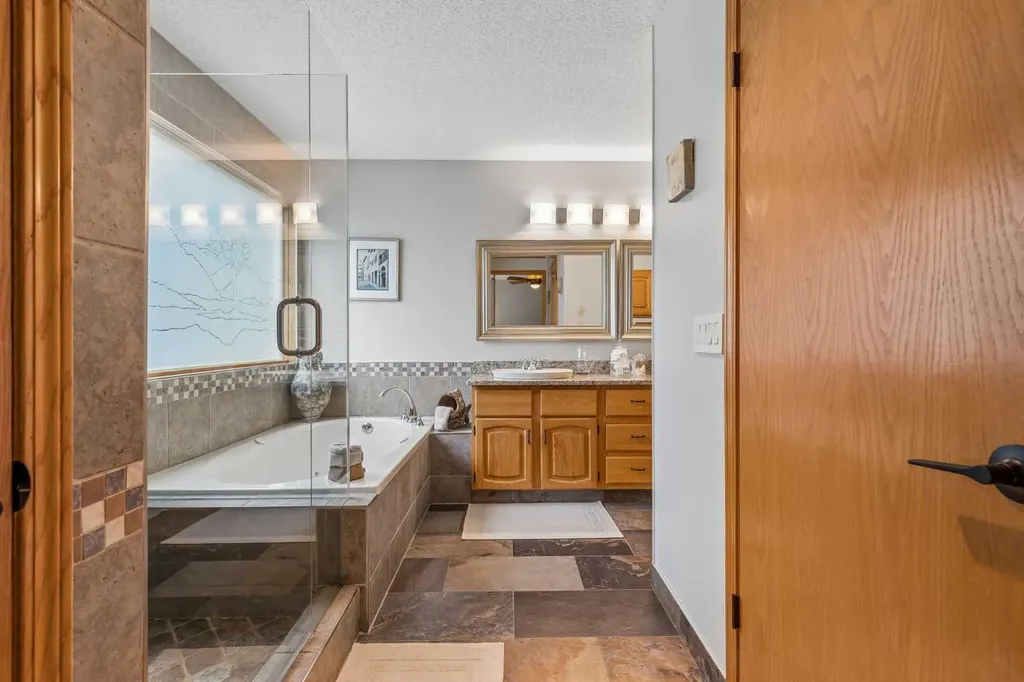 187 Hampshire Close NW Calgary AB T3A4Y1