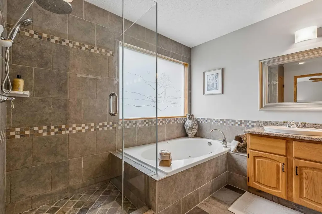 187 Hampshire Close NW Calgary AB T3A4Y1