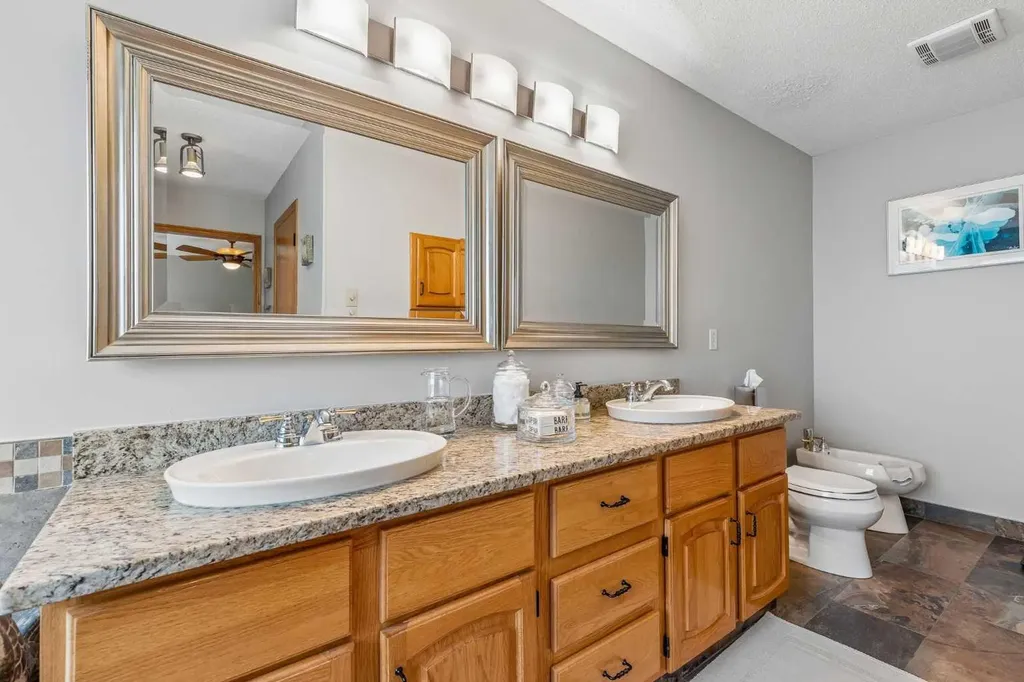 187 Hampshire Close NW Calgary AB T3A4Y1