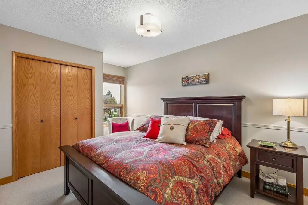 187 Hampshire Close NW Calgary AB T3A4Y1