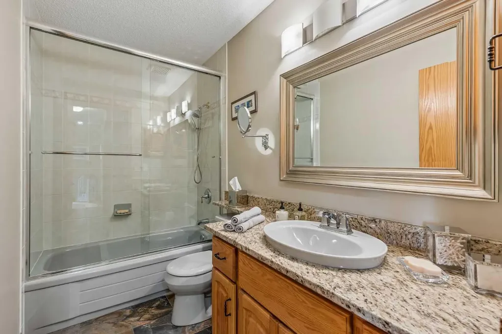 187 Hampshire Close NW Calgary AB T3A4Y1