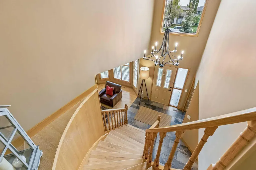 187 Hampshire Close NW Calgary AB T3A4Y1