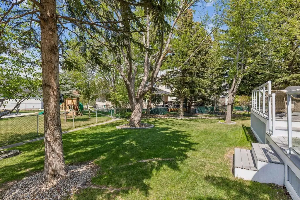 187 Hampshire Close NW Calgary AB T3A4Y1
