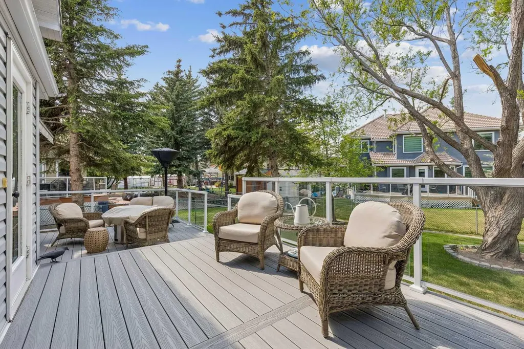 187 Hampshire Close NW Calgary AB T3A4Y1