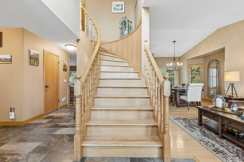 187 Hampshire Close NW Calgary AB T3A4Y1