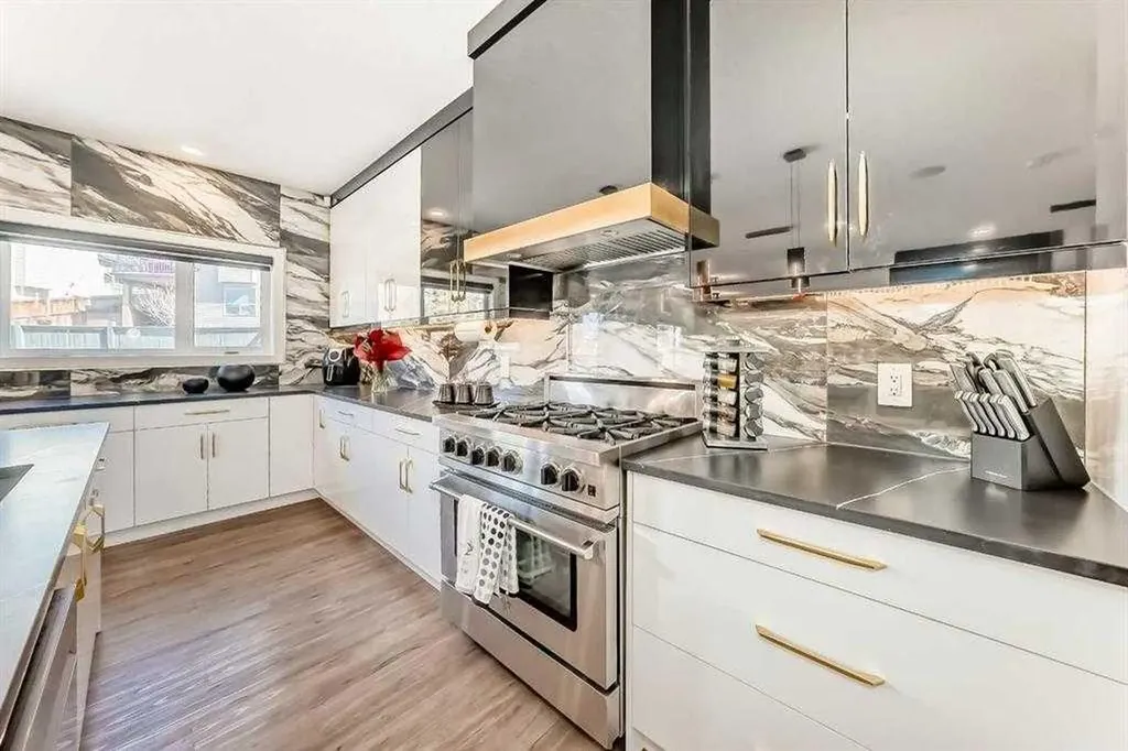 630 Rocky Ridge View NW Calgary AB T3G 5C2