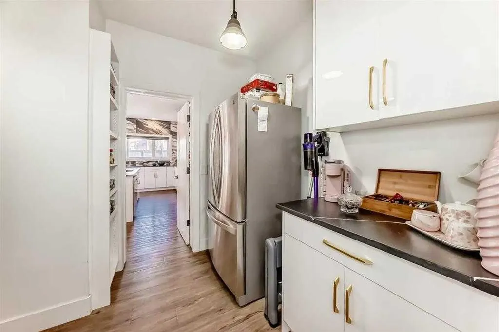 630 Rocky Ridge View NW Calgary AB T3G 5C2
