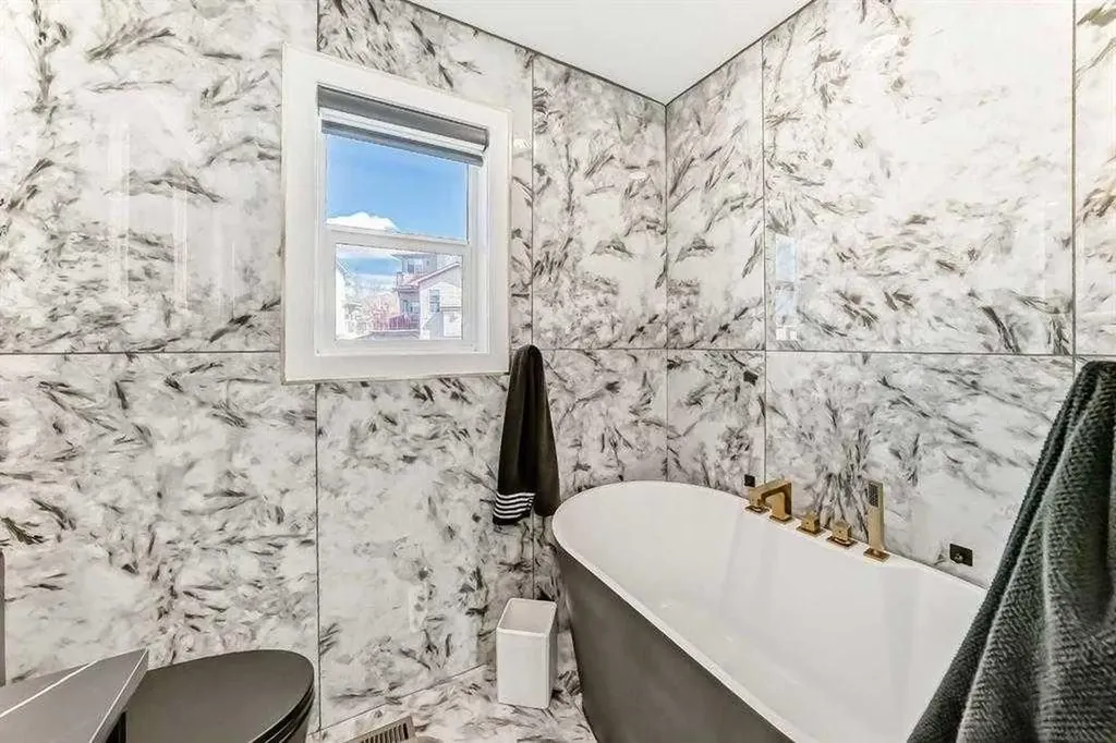 630 Rocky Ridge View NW Calgary AB T3G 5C2
