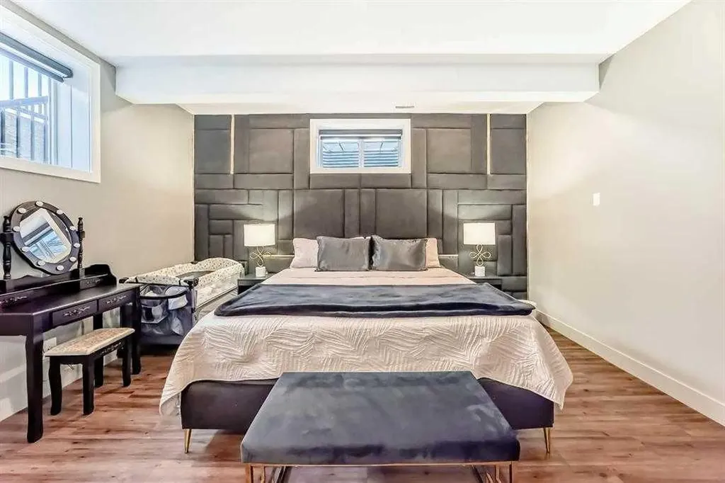 630 Rocky Ridge View NW Calgary AB T3G 5C2