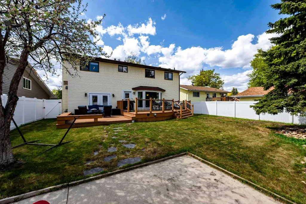 19 Maxwell Avenue Red Deer AB T4R 1P3