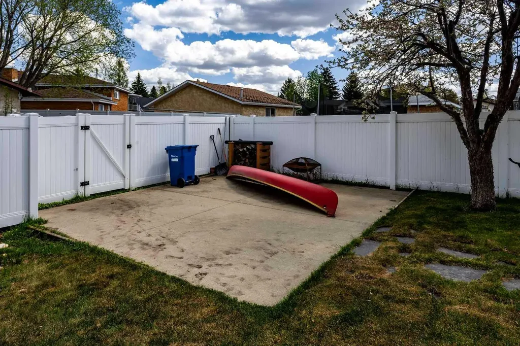 19 Maxwell Avenue Red Deer AB T4R 1P3