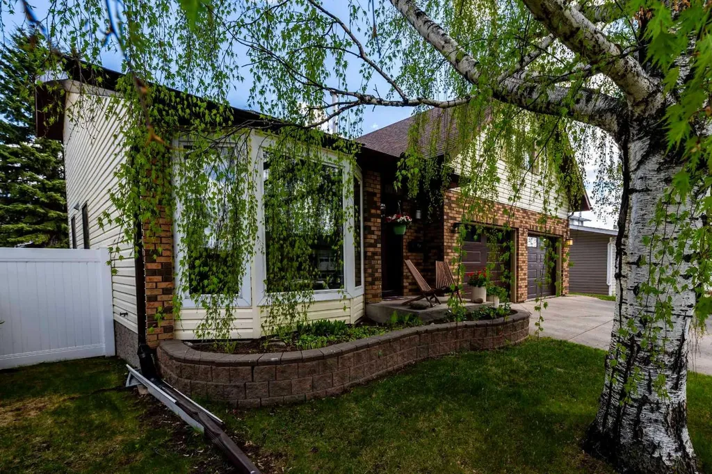 19 Maxwell Avenue Red Deer AB T4R 1P3